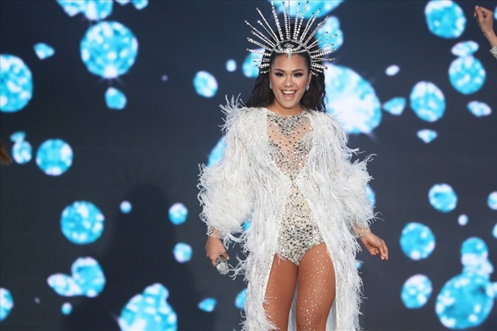 Phương Vy Idol biểu diễn cùng ca sỹ nổi tiếng thế giới